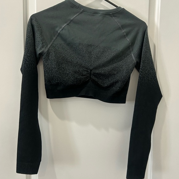 Gymshark cropped long sleeve performance tee. Size medium. Black/grey fade - Picture 2 of 2